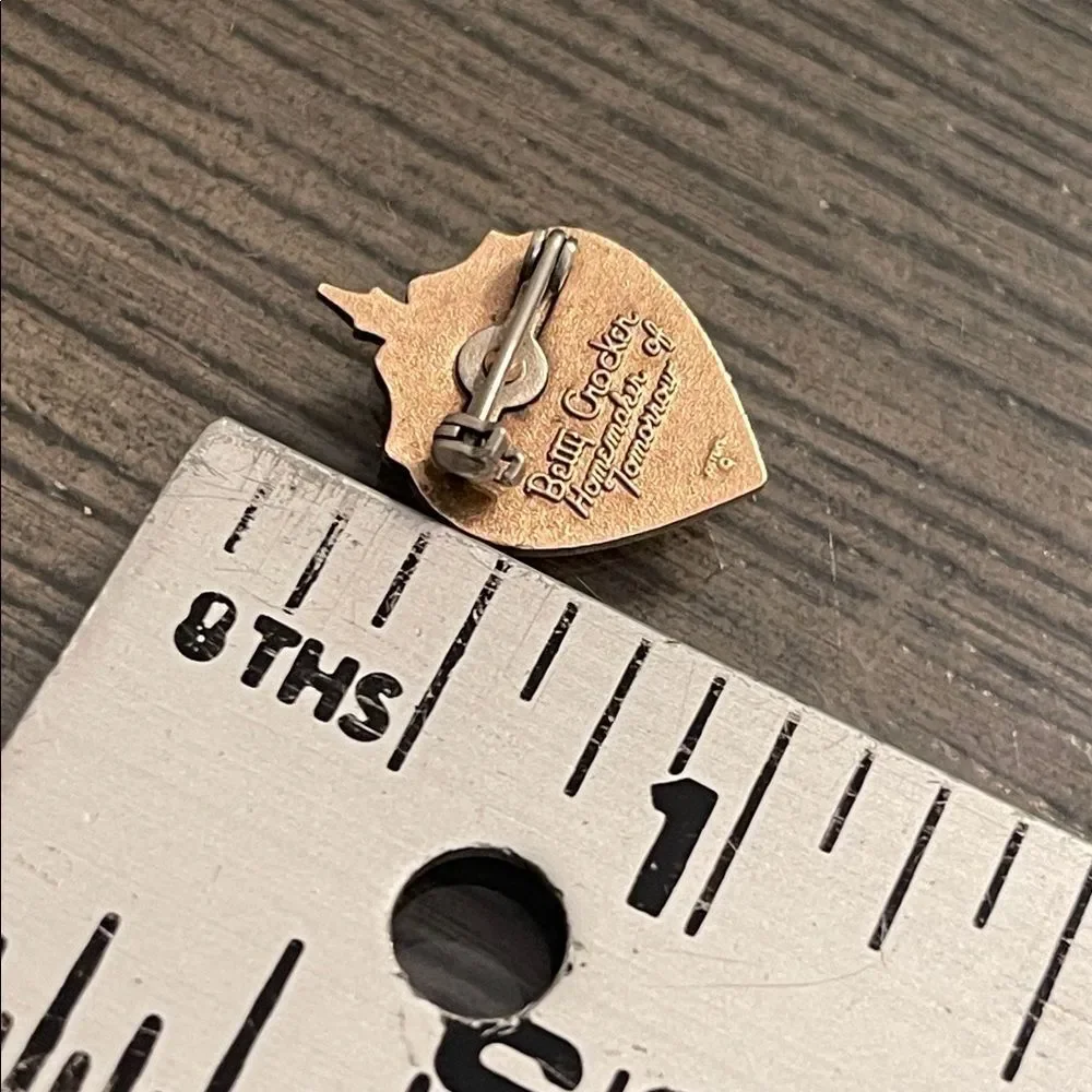 Betty Crocker Heart and Hearth Pin Homemaker of Tomorrow Gold Tone FHA Club